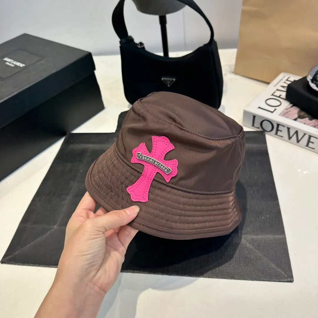 P70 𝐶ℎ𝑟𝑜𝑚𝑒 𝐻𝑒𝑎𝑟𝑡𝑠 Crow Heart Chocolate Barbie Pink Cross Leather Brand Horseshoe Roll Sleeves Sanskrit Letters Fisherman Hat Sun Hat